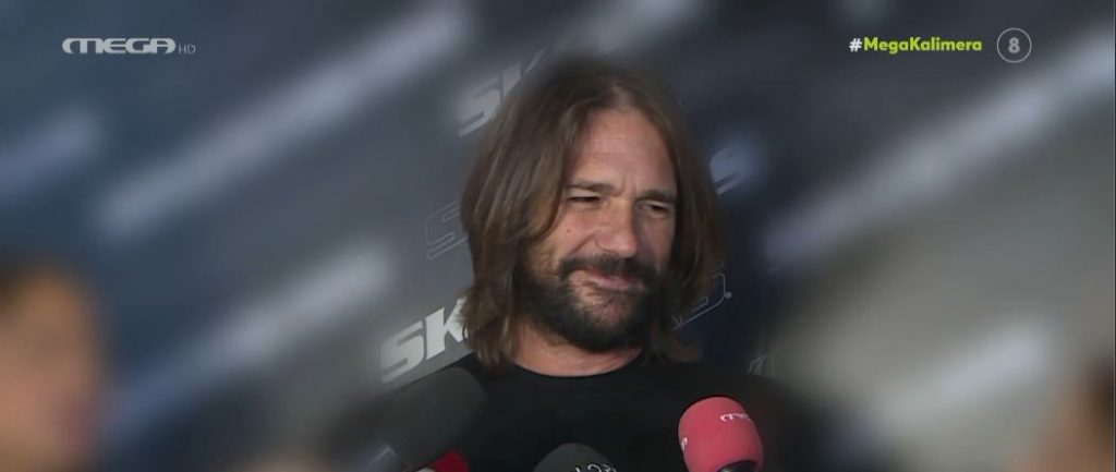 Βλάσσης Χολεβας: «Δεν φιλάω όλες τις φίλες μου στο στόμα, έχουμε κάτι πιο σοβαρό να ρωτήσουμε;»