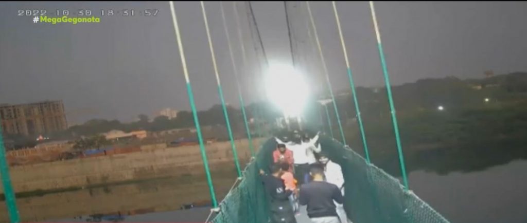 Ινδία: Κατέρρευσε κρεμαστή γέφυρα – Περισσότεροι από 130 νεκροί, δεκάδες τραυματίες & αγνοούμενοι