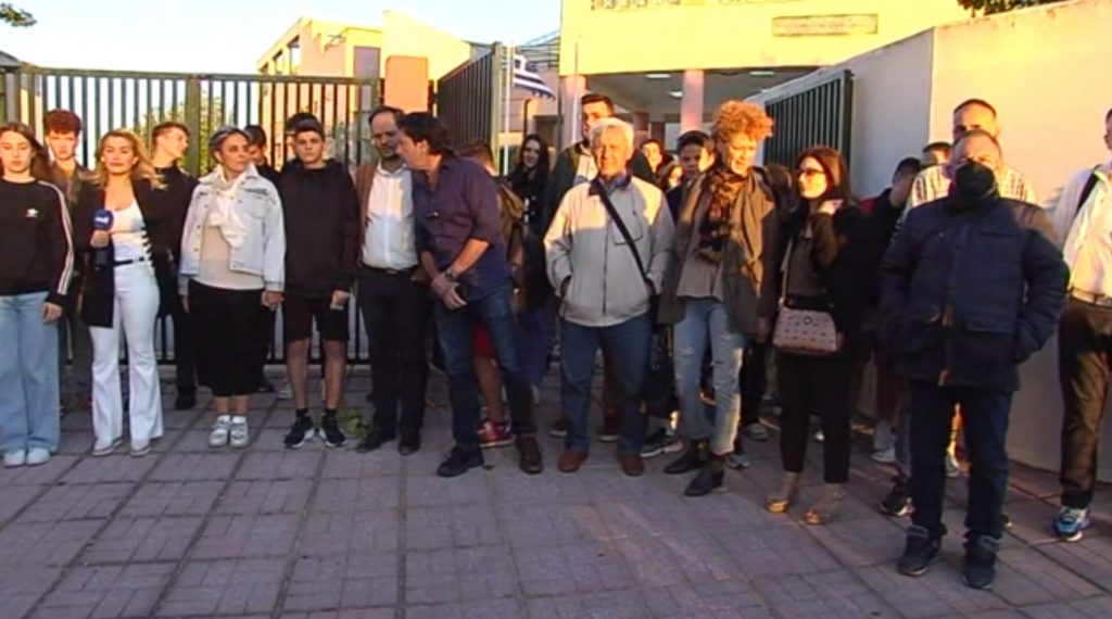 Καλαμαριά: Γονείς και μαθητές σχημάτισαν ανθρώπινη αλυσίδα έξω από το 3ο Γενικό Λύκειο