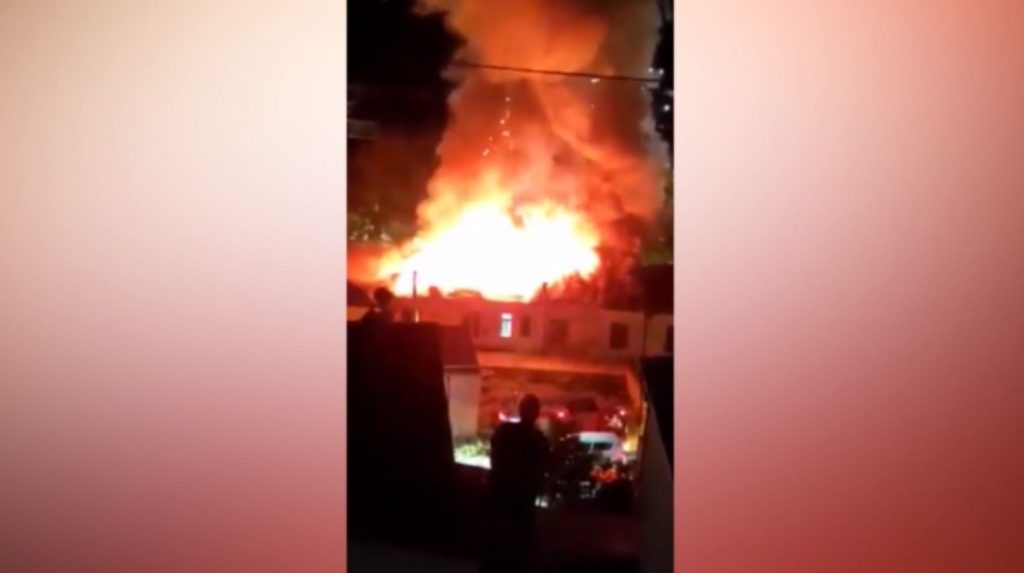 Κοζάνη: Φωτιά ξέσπασε στο ιστορικό κτίριο του δημαρχείου Σερβίων