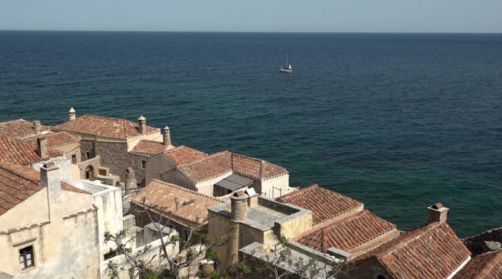 Οδοιπορικό στην Μονεμβασιά: Τα πέτρινα τείχη και τα παλιά αρχοντικά, βγαλμένα από παραμύθι