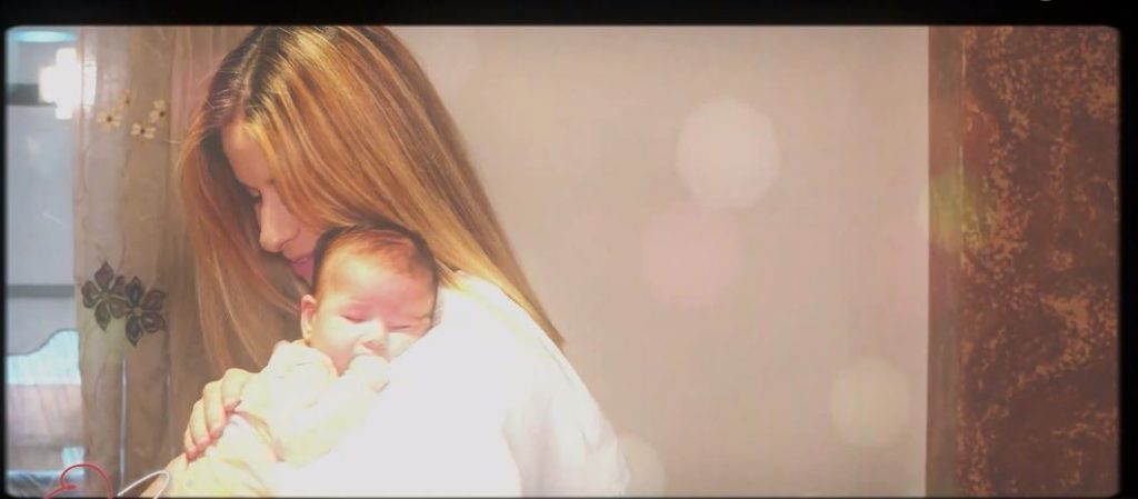 Η μαία Κωνσταντίνα Νούσια μας δείχνει πώς ο πατέρας μπορεί να βοηθήσεις στην φροντίδα ενός νεογνού