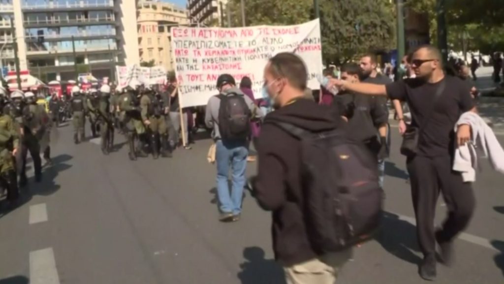 Πορεία στη Βουλή μετά τα επεισόδια στα Προπύλαια μεταξύ φοιτητών και ΜΑΤ