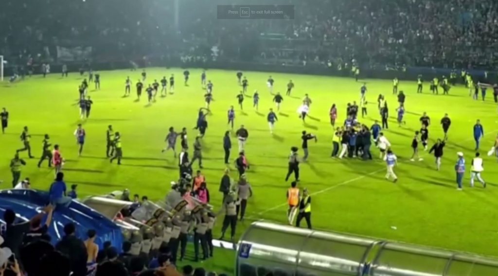 Ινδονησία: Αιματηρά επεισόδια με 174 νεκρούς σε αγώνα ποδοσφαίρου