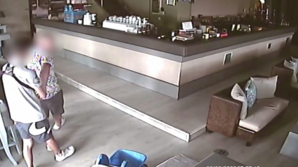 Θεσσαλονίκη: Έκαναν… το σταυρό τους και ύστερα έκλεψαν ζαχαροπλαστείο