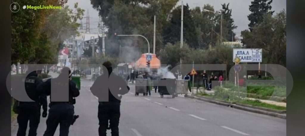 Αιγάλεω: Στιγμές έντασης σε ΕΠΑΛ – Κάδοι απορριμμάτων και μηχανάκια μέσα στο σχολείο