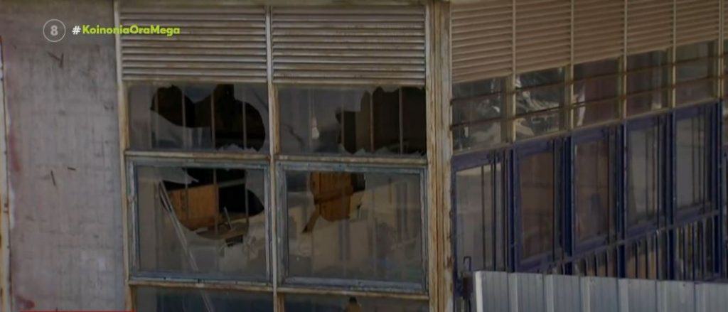 Θεσσαλονίκη: Νεαροί μπούκαραν στον «Ευκλείδη» και τα έκαναν γυαλιά καρφιά