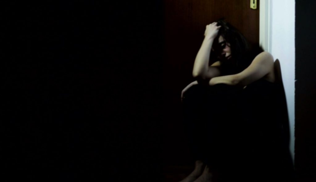 Κόρινθος: Απήγαγε την εν διαστάσει σύζυγό του, έβαλε φωτιά στα μαλλιά της και τη βίασε