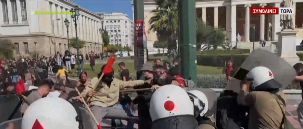 Αθήνα: ΕΔΕ για τον αστυνομικό που χτύπησε με την ασπίδα διαδηλώτρια