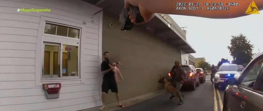 ΗΠΑ: Πατέρας βάζει «ασπίδα» το παιδί του για να μη συλληφθεί – Δείτε το σοκαριστικό βίντεο