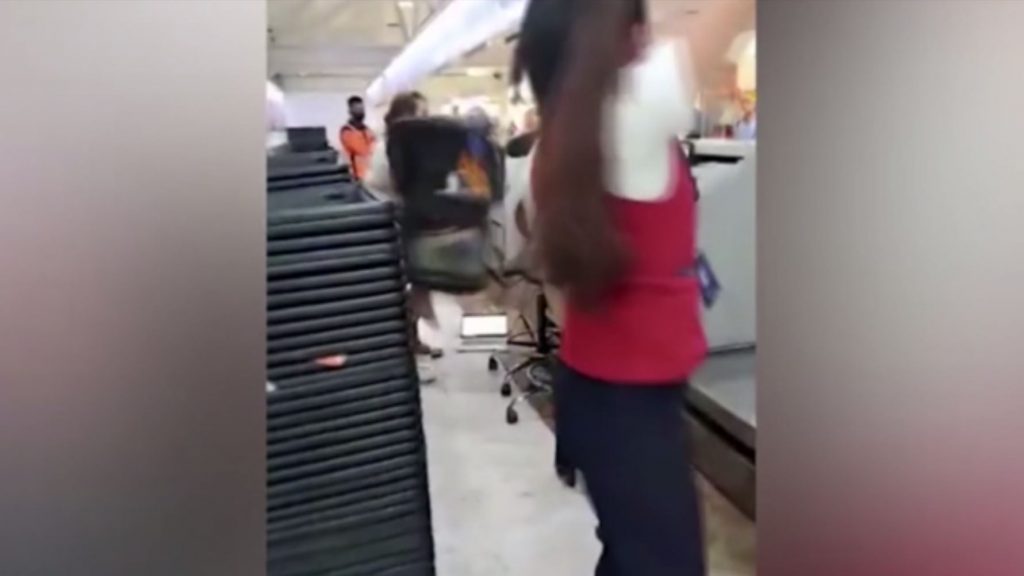 Άγριος καυγάς σε γραφεία αεροπορικής εταιρείας – Γυναίκα πετούσε βαλίτσες σε υπαλλήλους