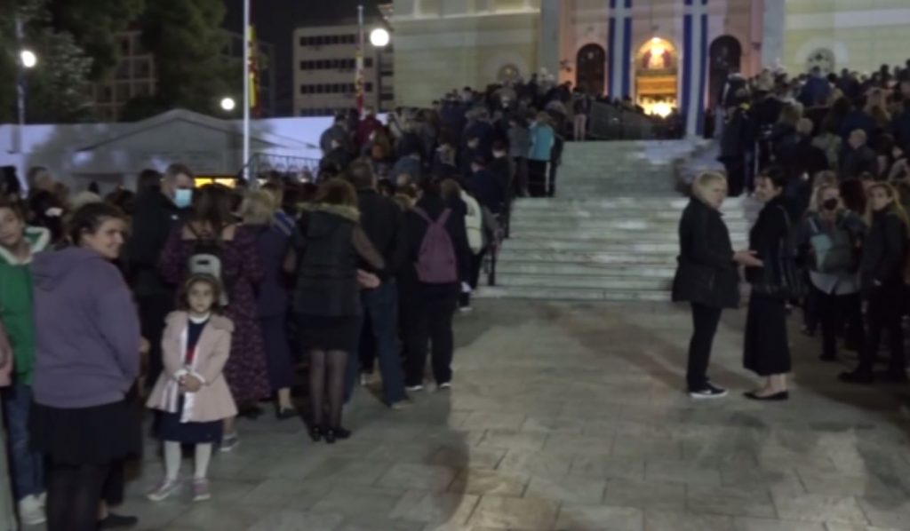 Πειραιάς: Ουρές πιστών για να προσκυνήσουν την Αγία Ζώνη της Παναγίας