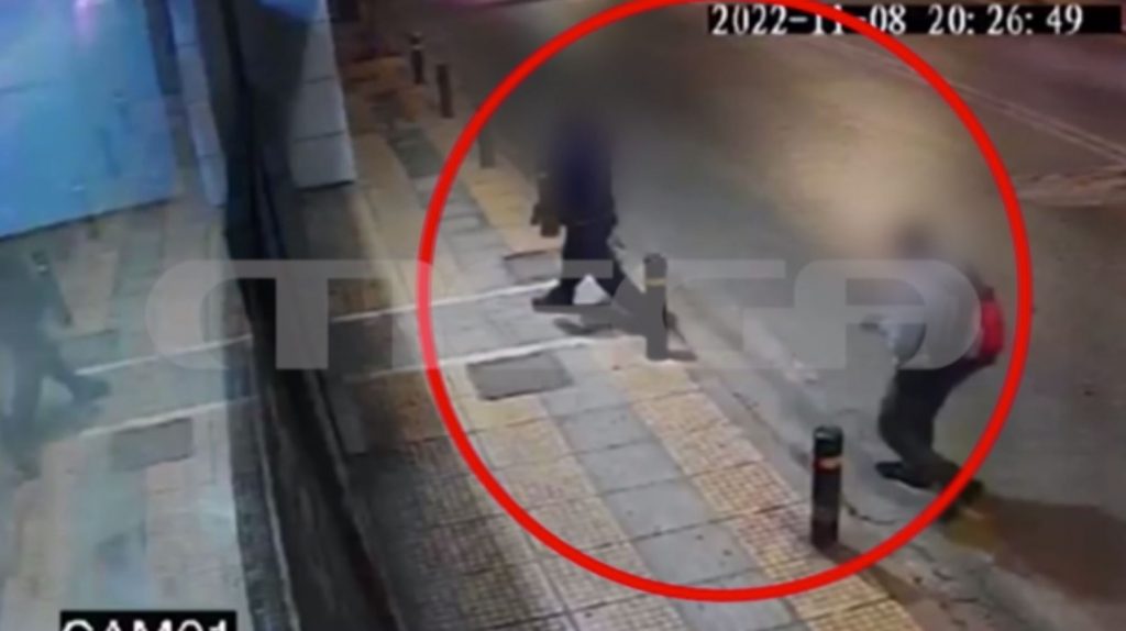 Καρέ καρέ η αιματηρή ληστεία σε ενεχυροδανειστήριο της Αθήνας