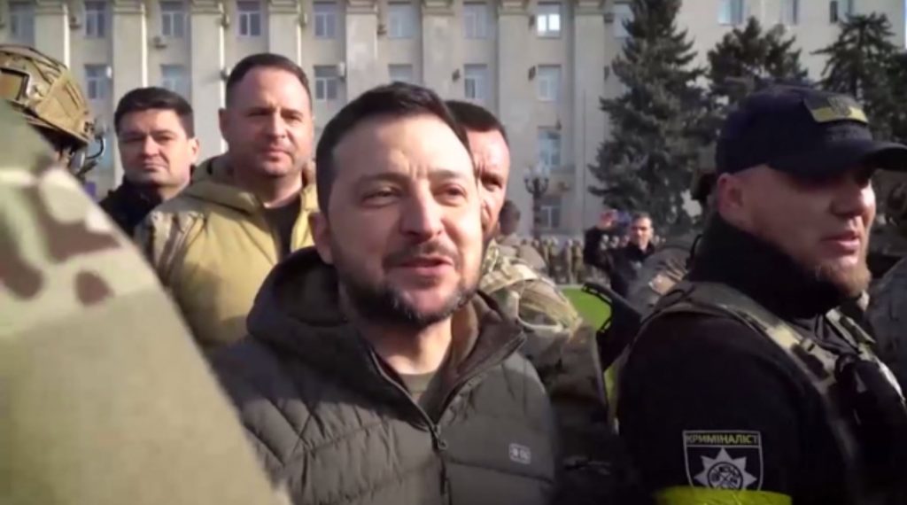 Ουκρανία: Επίσκεψη Ζελένσκι στην απελευθερωμένη Χερσώνα