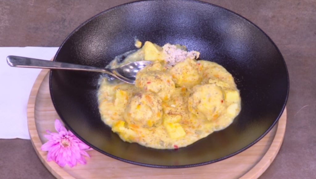 Ο Γιώργος Τσούλης φτιάχνει γιουβαρλάκια γαλοπούλας