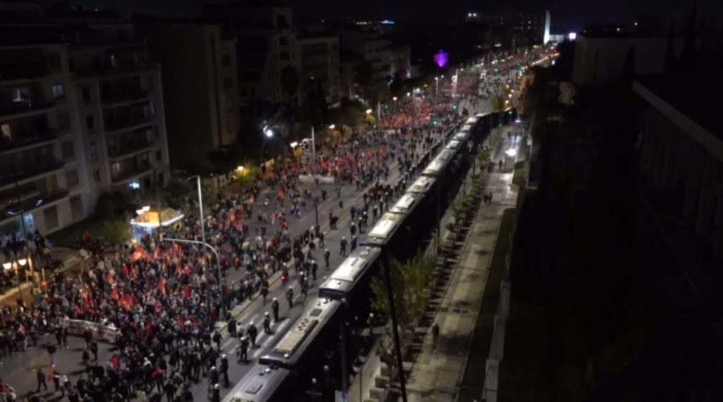 Σε εξέλιξη οι πορείες για την εξέγερση του Πολυτεχνείου – Μικρής έντασης επεισόδια στην πλατεία Κλαυθμώνος