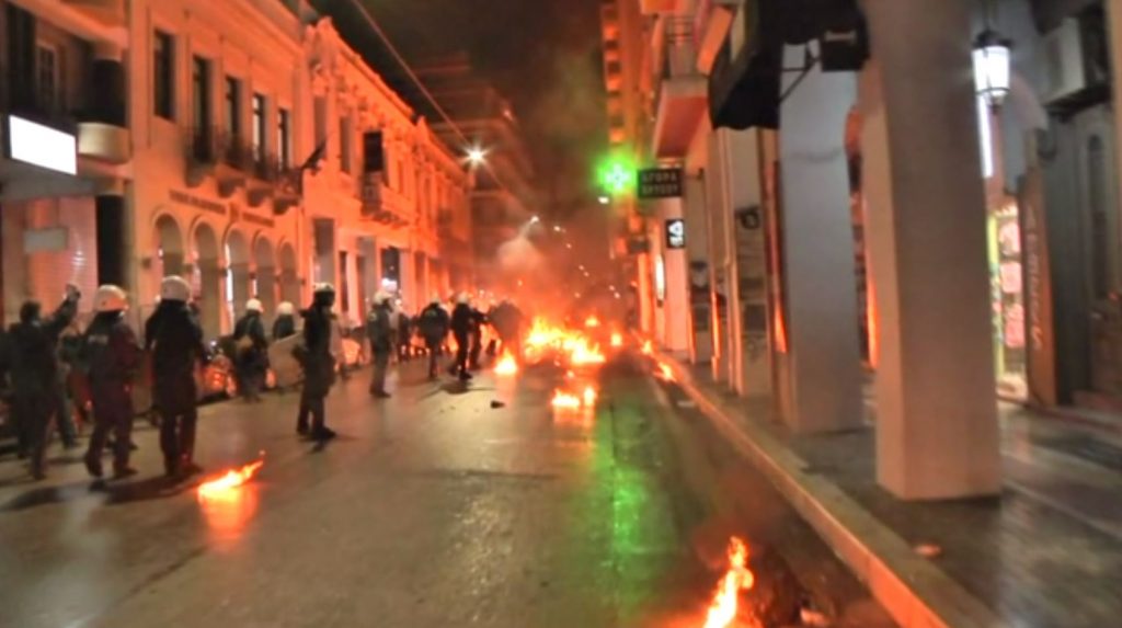 Πάτρα: «Βροχή» από μολότοφ στην Πάτρα – Φωτιά σε πολυκατοικία