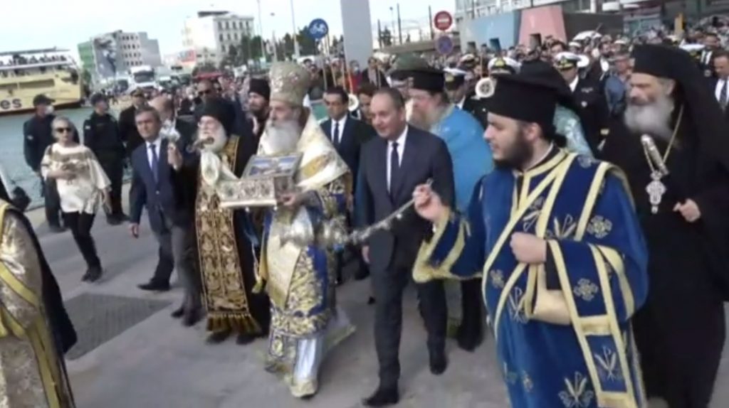 Με τιμές αρχηγού κράτους υποδέχτηκε ο Πειραίας την Αγία Ζώνη της Θεοτόκου
