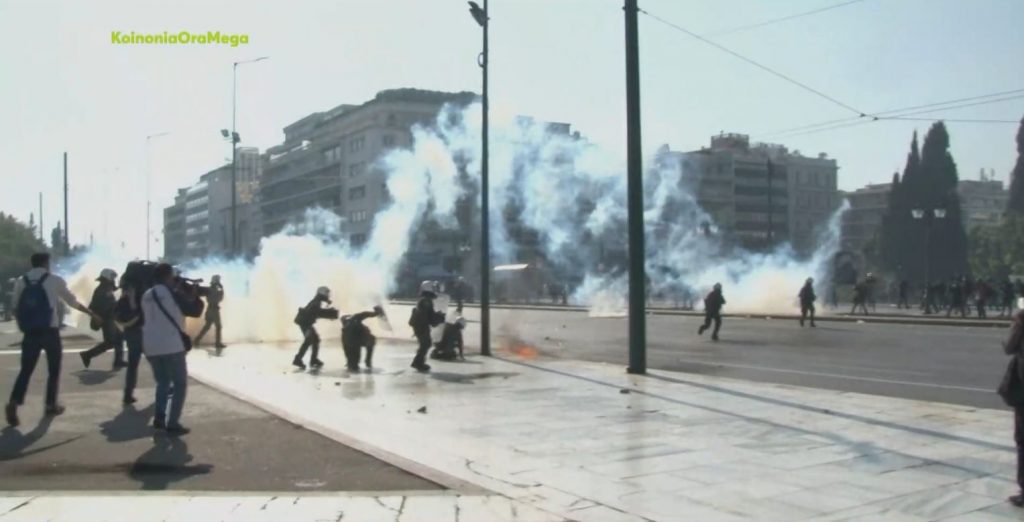 Απεργία: Επεισόδια με μολότοφ, πέτρες και δακρυγόνα μετά τη μεγάλη πορεία – 2 συλλήψεις