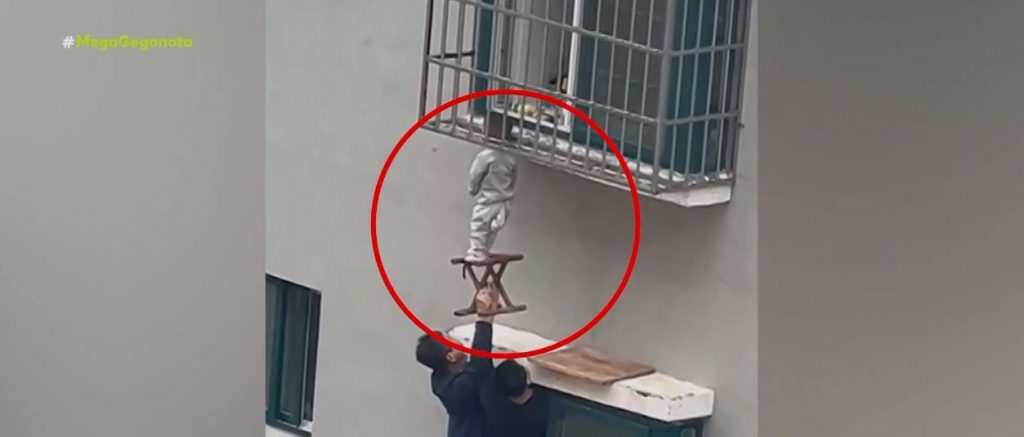 Κίνα: Εικόνες που «κόβουν» την ανάσα από τη διάσωση μικρού παιδιού που κρεμόταν στο κενό