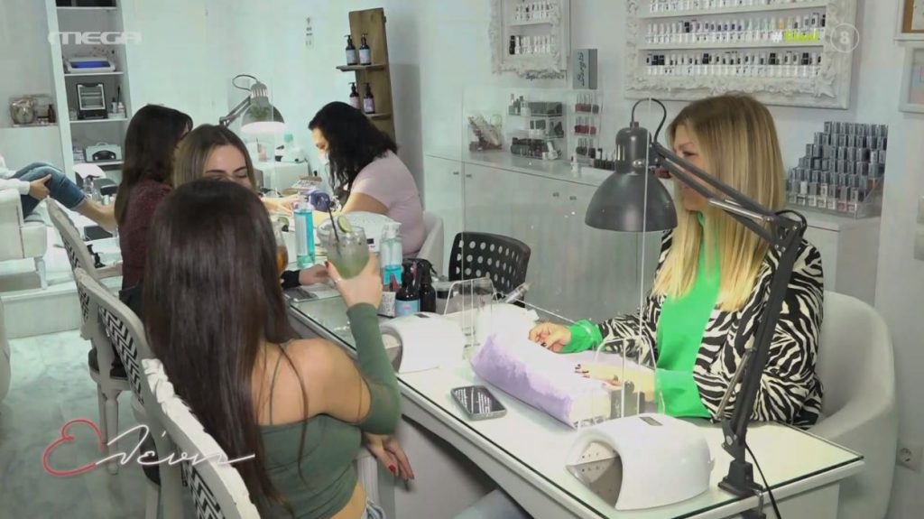 Σε αυτό το κατάστημα μπορείτε να κάνετε μανικιούρ πίνοντας αλκοόλ