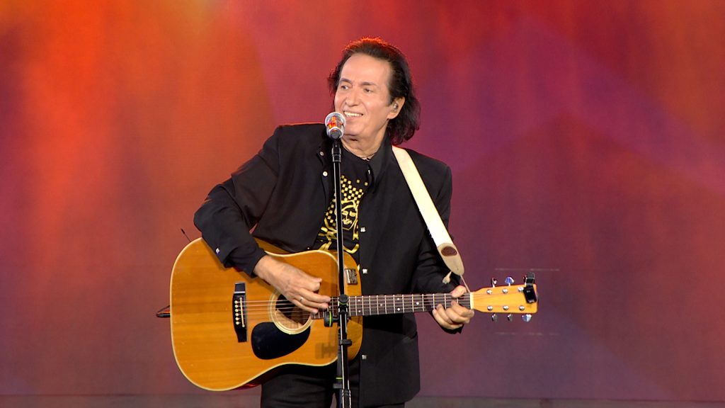 Σπίτι με το MEGA: Ο Πασχάλης ξεκινάει το πάρτι με «Το κορίτσι του Μάη»