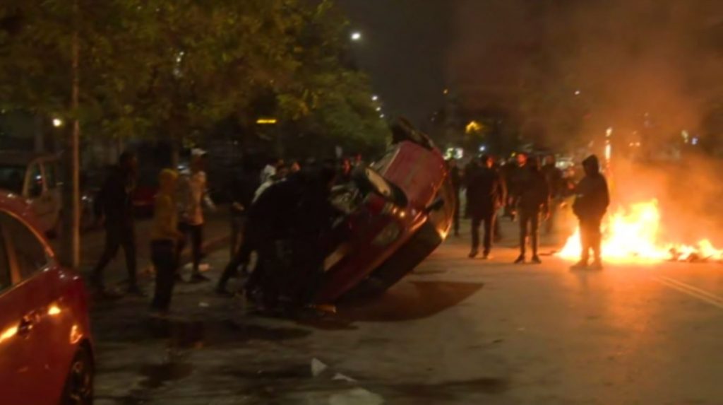 Θεσσαλονίκη: Επεισόδια & οργή για τον πυροβολισμό του 16χρονου από αστυνομικό – Εικόνες από πεδίο μάχης σε οικισμό Ρομά