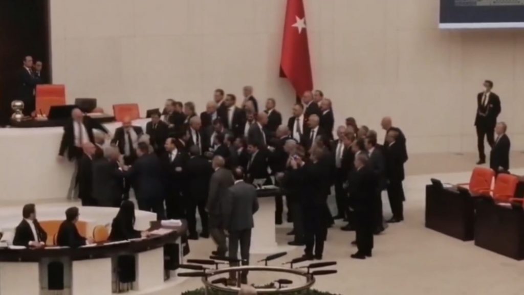 Τουρκία: Σε ρινγκ μετετράπη η Βουλή – Στην εντατική βουλευτής της αντιπολίτευσης