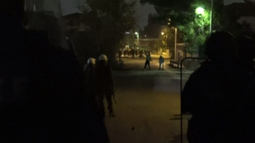 Μενίδι: Επεισόδια μεταξύ αστυνομικών και Ρομά – Πέτρες και οδοφράγματα