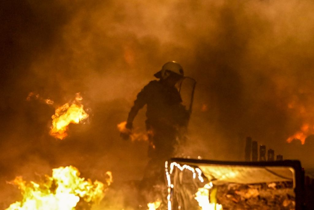 Μήνυμα του 112 στη δυτική Αττική – «Κλείστε πόρτες και παράθυρα»