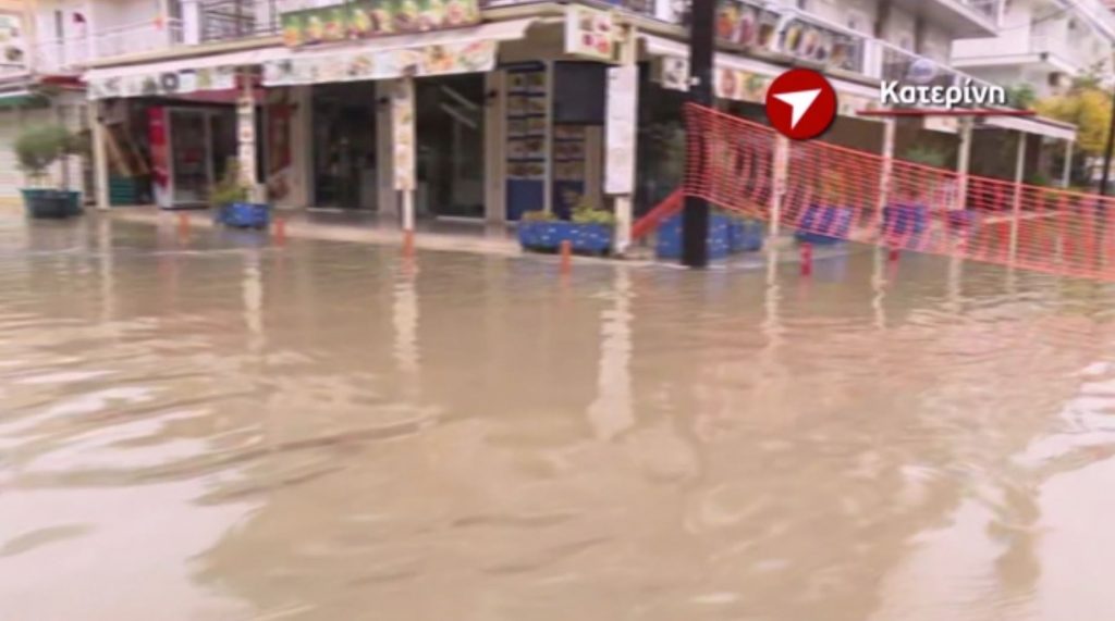 Κακοκαιρία «Ariel»: Σε λιμνοθάλασσα μετατράπηκε το παραλιακό μέτωπο της Κατερίνης
