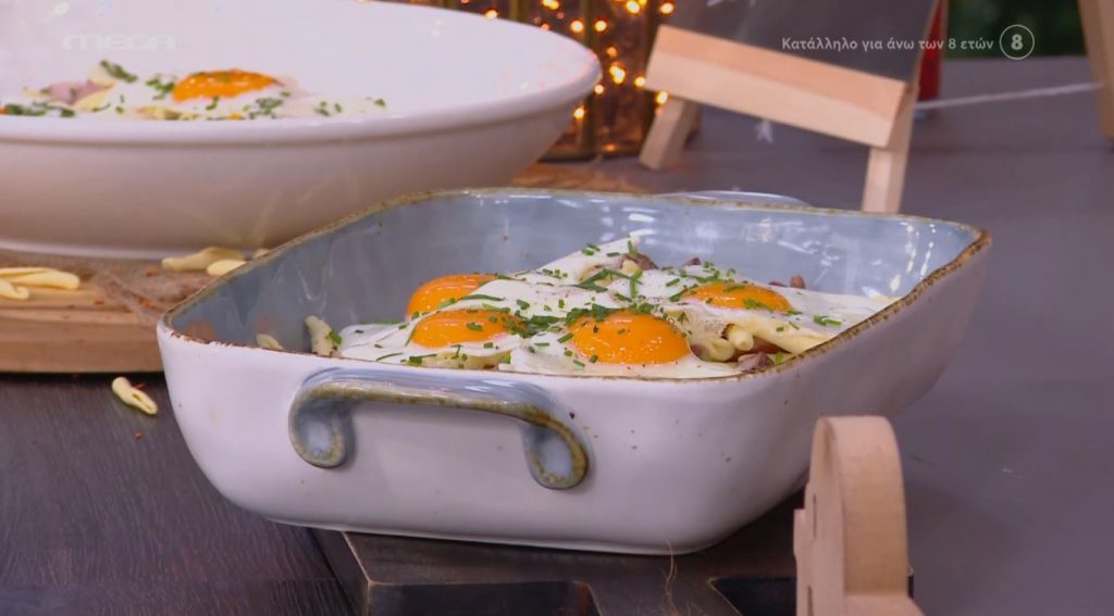 Ο Τίμος Ζαχαράτος ετοιμάζει σκιουφιχτά με αυγά, γραβιέρα και σύγκλινο