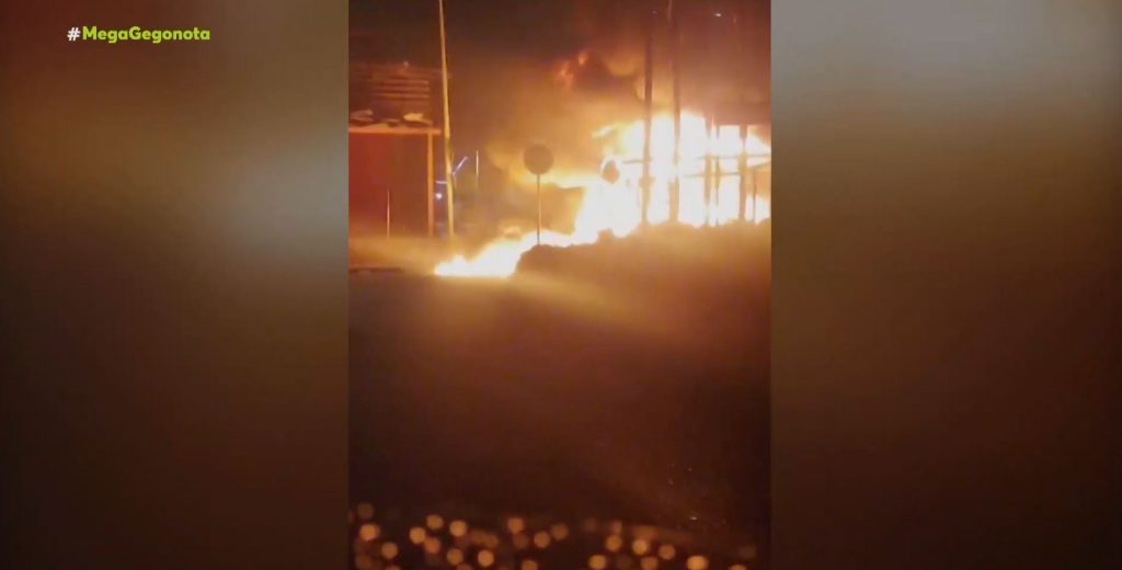 Δυτική Αττική: Ολονύχτιες μάχες με πυροβολισμούς, τραυματίες και πύρινα οδοφράγματα