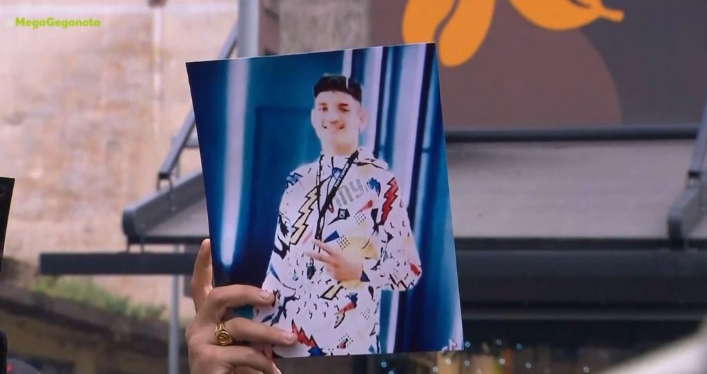 Θεσσαλονίκη: Συνθήματα κατά του αστυνομικού έξω από το δικαστήριο – Συγγενείς κρατούν φωτογραφίες του 16χρονου