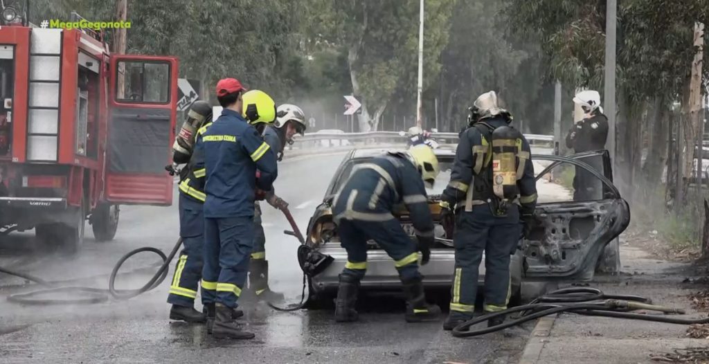 Αυτοκίνητο εν κινήσει τυλίχτηκε στις φλόγες στη Συγγρού – Από θαύμα σώθηκαν ο πατέρας και η κόρη του