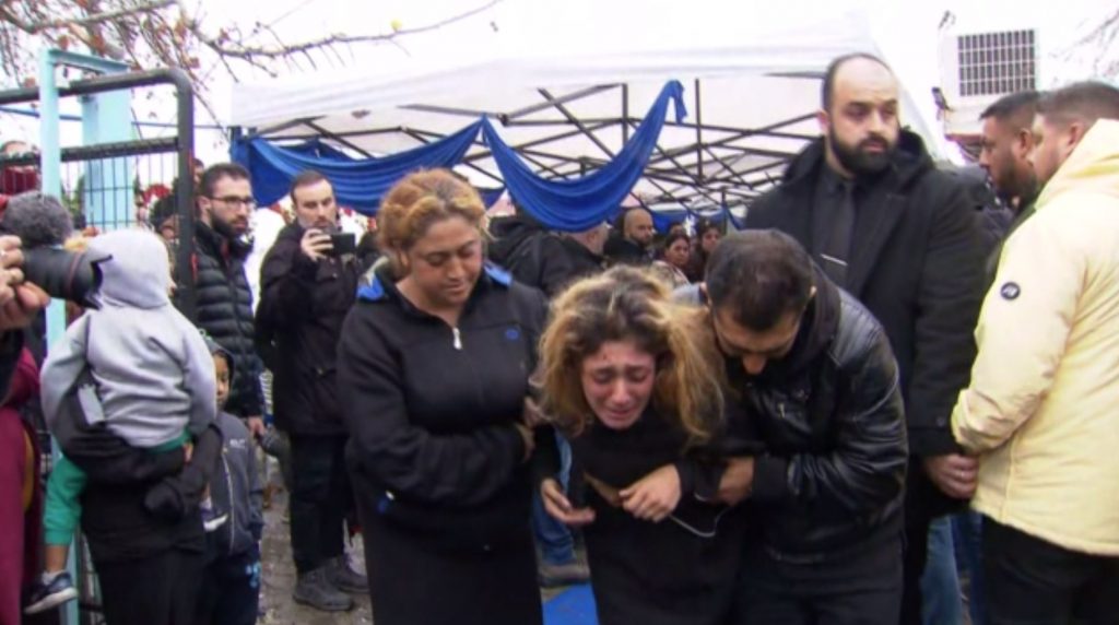 Θεσσαλονίκη: Με λουλούδια και τραγούδια το στερνό «αντίο» στον 16χρονο Κώστα