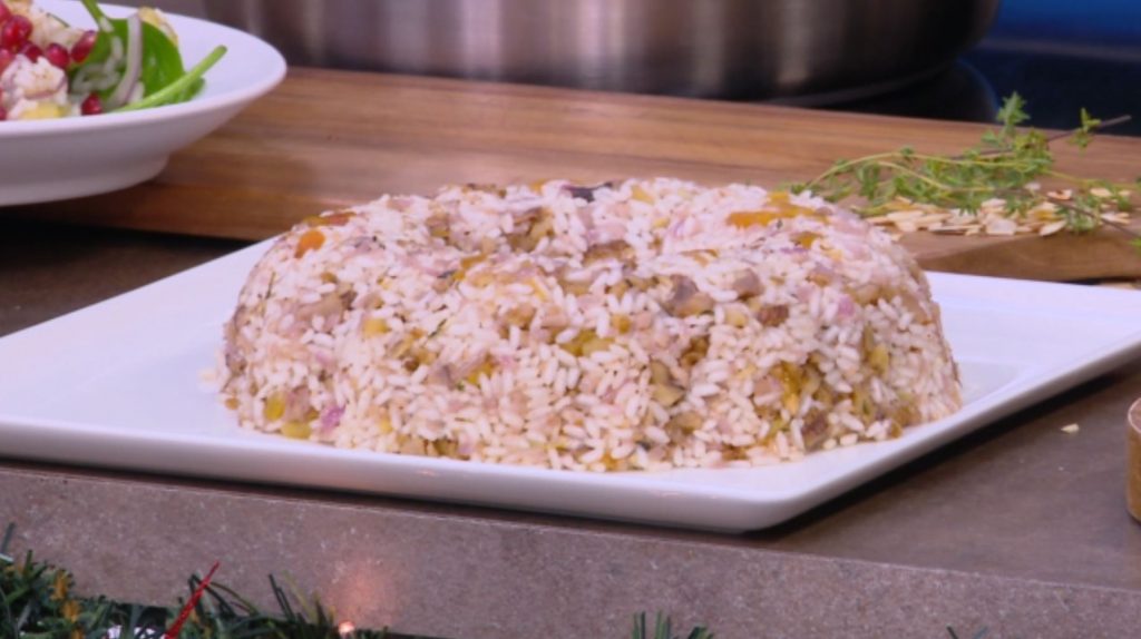 Ο Γιώργος Τσούλης φτιάχνει χριστουγεννιάτικη γέμιση με ρύζι καρολίνα και κάστανα & σαλάτα με αμύγδαλα και ρόδι