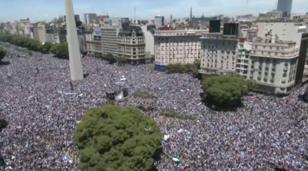 Αργεντινή: Άδοξο τέλος στη φιέστα για το θρίαμβο στο Μουντιάλ λόγω συνωστισμού