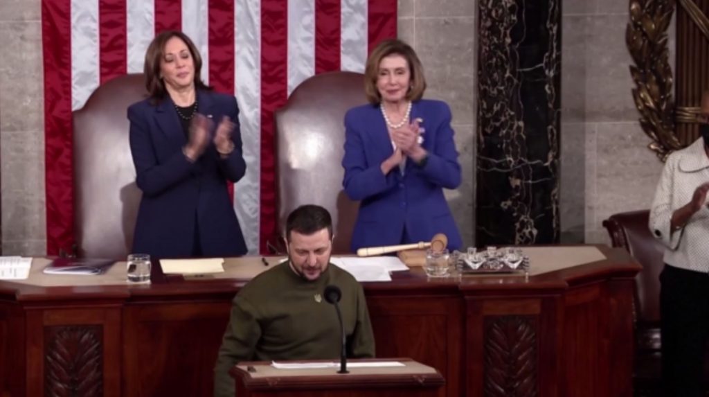 ΗΠΑ: Με χειροκροτήματα και ουκρανικές σημαίες η υποδοχή του Βολοντίμιρ Ζελένσκι στο Κογκρέσο