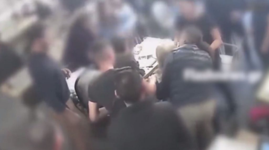Χανιά: Γυναίκα άρχισε να πνίγεται την ώρα που έτρωγε σε ταβέρνα – Καρέ καρέ πώς την έσωσε ένας πελάτης