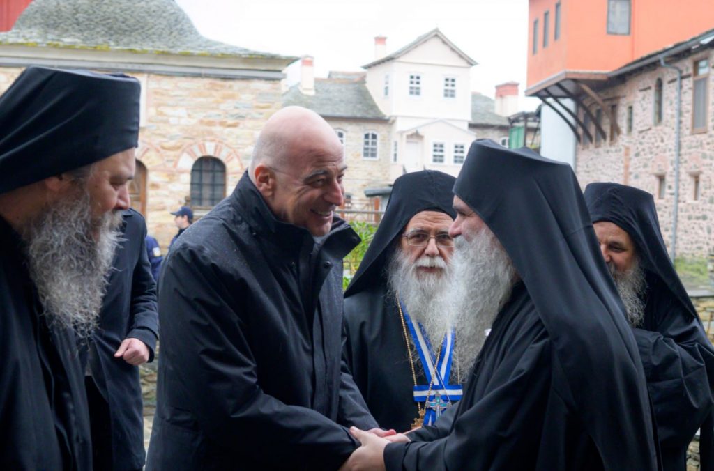 Προσγείωση – θρίλερ για το ελικόπτερο που μετέφερε τον Νίκο Δένδια στο Άγιον Όρος