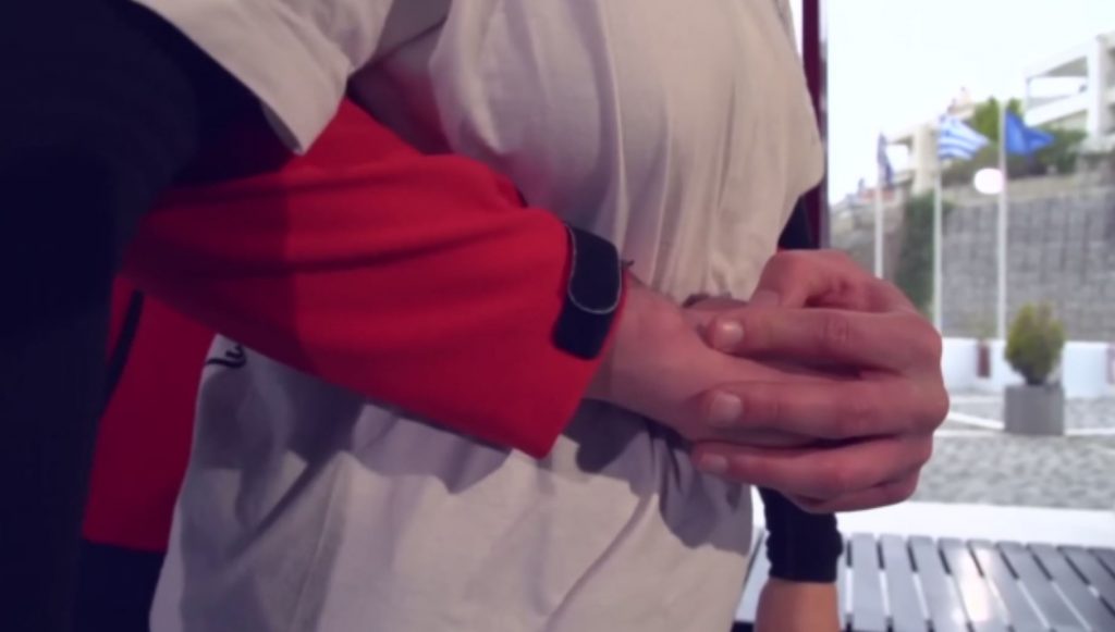 Κρήτη: Γυναίκα παρ’ ολίγον να πνιγεί από φαγητό – Η σωτήρια λαβή Heimlich