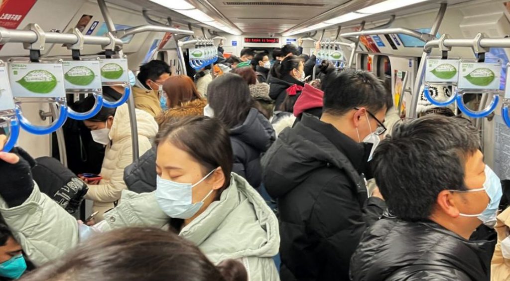 Κορωνοϊός: Παγκόσμιος συναγερμός μετά τη χαλάρωση των μέτρων κατά του Covid στην Κίνα