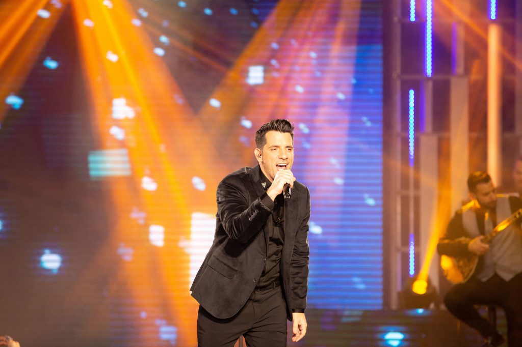 Στα «αμαρτωλά σου μάτια» αφιερώνει ο Θοδωρής Φέρρης τη μαγική βραδιά στο «Σπίτι με το MEGA»