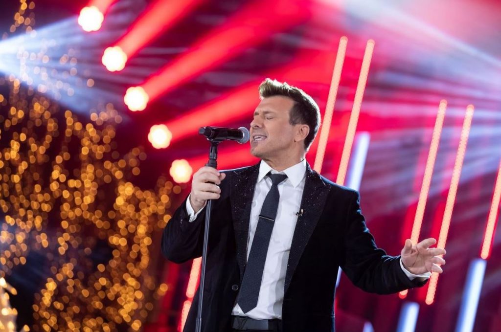 Ο Γιάννης Πλούταρχος αφιερώνει το «Αχ κορίτσι μου» σε όλους τους τηλεθεατές του MEGA