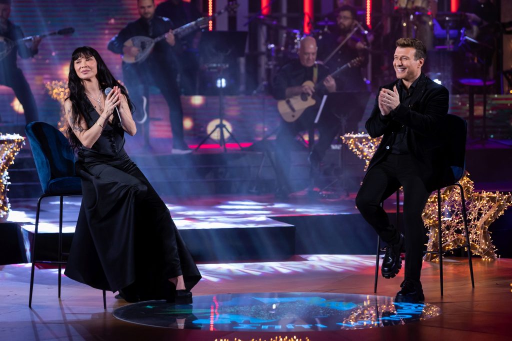 Με παραδοσιακά κάλαντα ξεκίνησε το ρεβεγιόν Χριστουγέννων στο Σπίτι με το MEGA