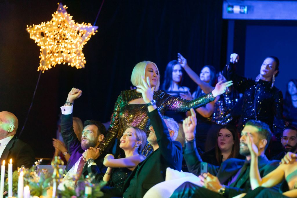 Νίκος Ζωιδάκης και Πάολα φέρνουν την Κρήτη στο Σπίτι με το MEGA