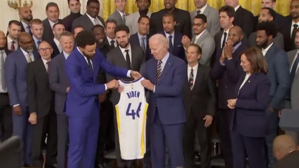 Ο πρόεδρος Μπάιντεν τίμησε στον Λευκό Οίκο τους πρωταθλητές Γουόριορς