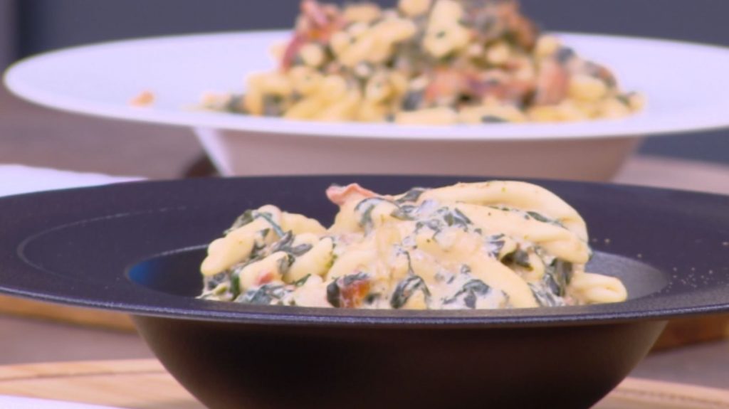 Ο Γιώργος Τσούλης φτιάχνει σκιουφιχτά με σπανάκι και γιαούρτι