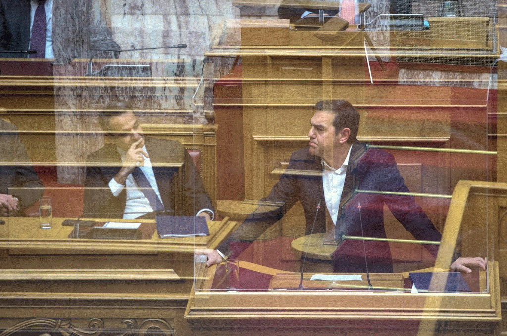Η «μονομαχία» Μητσοτάκη-Τσίπρα στη Βουλή για την πρόταση δυσπιστίας